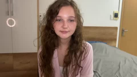 Snapshot of ela_wish chatting on June 17, 2026, 6:42 pm Ela online show from June 17, 2026, 6:42 pm