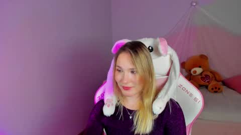 Snapshot of elaravoltage chatting on April 16, 2026, 9:39 pm elaravoltage online show from April 16, 2026, 9:39 pm