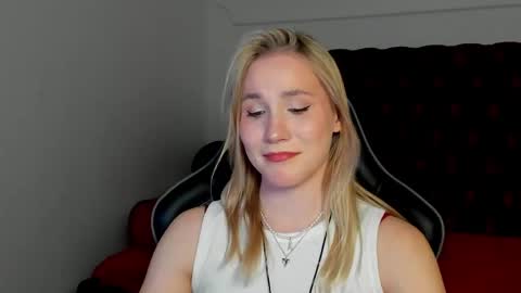 Snapshot of elaravoltage chatting on April 29, 2026, 5:17 pm elaravoltage online show from April 29, 2026, 5:17 pm