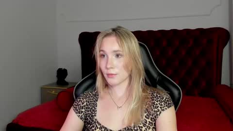 Snapshot of elaravoltage chatting on May 14, 2026, 5:20 pm elaravoltage online show from May 14, 2026, 5:20 pm