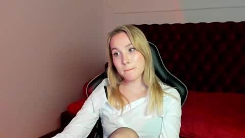 Snapshot of elaravoltage chatting on May 27, 2026, 5:10 pm elaravoltage online show from May 27, 2026, 5:10 pm