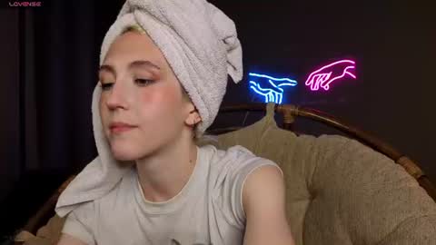 Snapshot of elen__moore chatting on July 8, 2026, 7:35 am Elen online show from July 8, 2026, 7:35 am