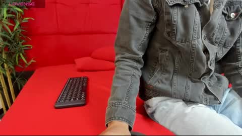 Snapshot of elena_and_derek chatting on January 5, 2025, 7:28 pm Elena Derek online show from January 5, 2025, 7:28 pm