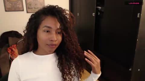 Snapshot of elenna_2 chatting on August 4, 2026, 3:21 am Elenna online show from August 4, 2026, 3:21 am