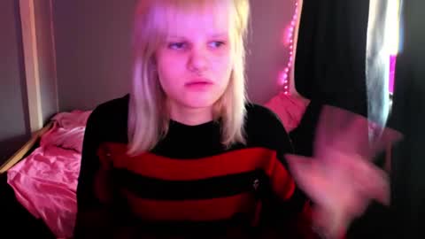 elieiza_xo online show from April 18, 2026, 10:08 am