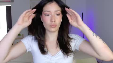 eliiih_ online show from September 28, 2025, 4:01 pm