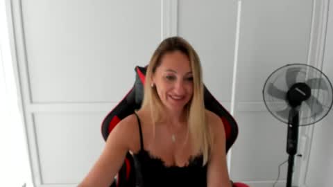 Snapshot of elinarosee chatting on June 25, 2026, 7:02 am Milena online show from June 25, 2026, 7:02 am