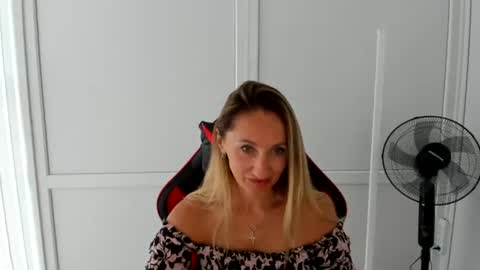 Snapshot of elinarosee chatting on June 26, 2026, 7:13 am Milena online show from June 26, 2026, 7:13 am