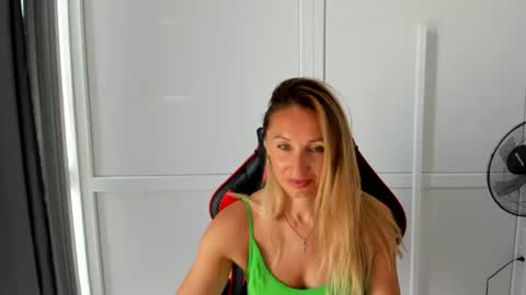 Snapshot of elinarosee chatting on June 29, 2026, 6:19 am Milena online show from June 29, 2026, 6:19 am