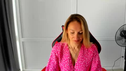 Snapshot of elinarosee chatting on July 1, 2026, 6:15 am Milena online show from July 1, 2026, 6:15 am