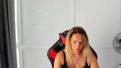 Snapshot of elinarosee chatting on July 3, 2026, 7:15 am Milena online show from July 3, 2026, 7:15 am