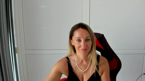 Snapshot of elinarosee chatting on July 20, 2026, 6:28 am Milena online show from July 20, 2026, 6:28 am