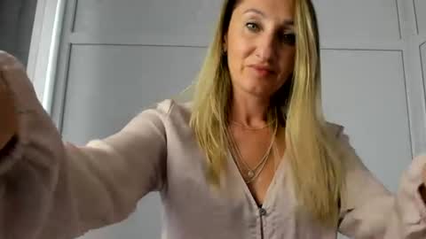 Snapshot of elinarosee chatting on July 21, 2026, 12:40 pm Milena online show from July 21, 2026, 12:40 pm