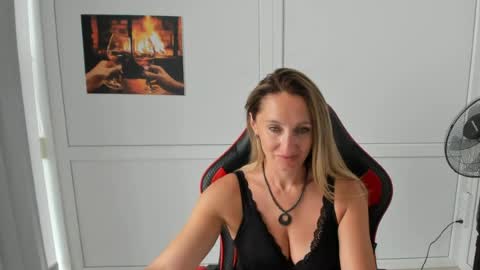 Snapshot of elinarosee chatting on July 24, 2026, 10:35 am Milena online show from July 24, 2026, 10:35 am
