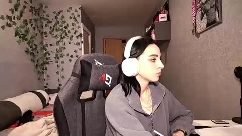 Snapshot of elinorashfield chatting on June 19, 2026, 9:13 am Milica online show from June 19, 2026, 9:13 am