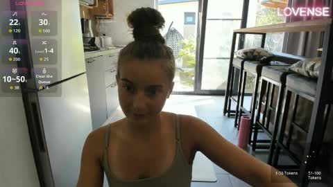 Snapshot of elizsweet chatting on April 15, 2026, 12:01 pm Eliz online show from April 15, 2026, 12:01 pm