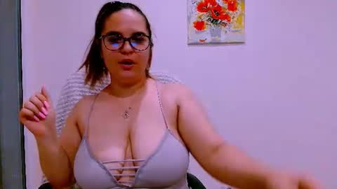 Snapshot of ella_minnie chatting on July 22, 2026, 5:49 pm Ella online show from July 22, 2026, 5:49 pm