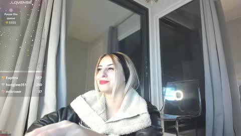 ella_vee online show from October 31, 2025, 4:13 am