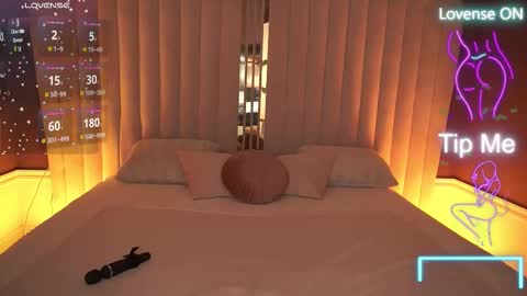 Ella online show from October 24, 2025, 9:00 pm