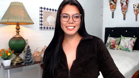 Snapshot of ellahollywood1818 chatting on December 8, 2024, 9:57 am CINDERELLA online show from December 8, 2024, 9:57 am