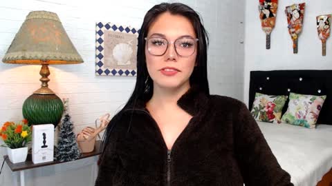 Snapshot of ellahollywood1818 chatting on December 9, 2024, 9:06 am CINDERELLA online show from December 9, 2024, 9:06 am