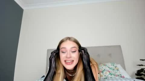 Snapshot of ellajadeexx chatting on June 1, 2026, 7:21 am ellaaaa online show from June 1, 2026, 7:21 am