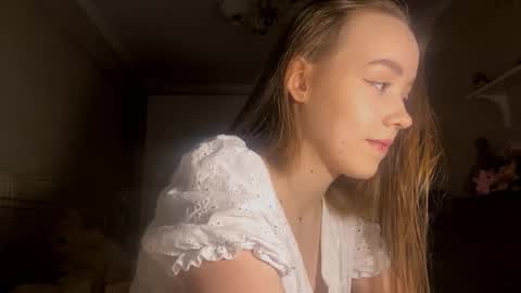 Ella online show from October 4, 2025, 3:32 pm