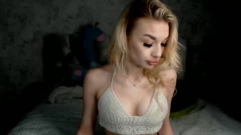 ellamilla online show from April 21, 2026, 1:39 pm