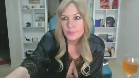 Elle online show from April 12, 2026, 2:05 am