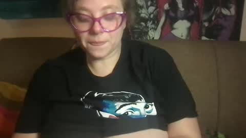 Snapshot of ellielouise11 chatting on December 4, 2025, 9:34 pm Ellie Louise online show from December 4, 2025, 9:34 pm