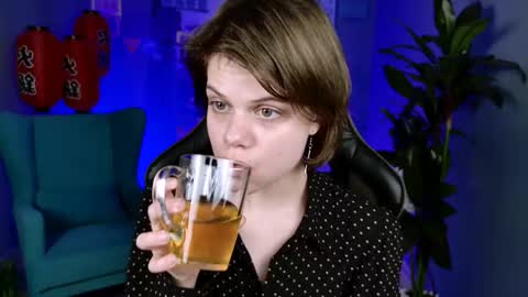 elliemurler online show from October 8, 2025, 9:07 am