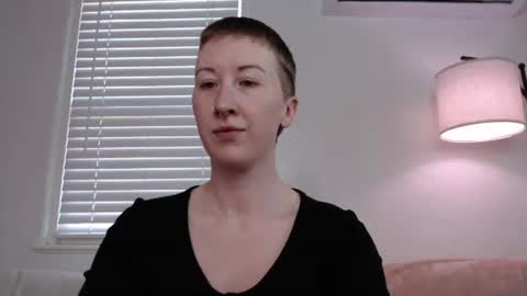 Snapshot of ellierowyn chatting on December 4, 2025, 10:18 pm Ellie Rowyn online show from December 4, 2025, 10:18 pm