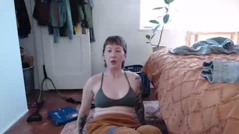 Snapshot of ellierowyn chatting on February 28, 2026, 9:49 pm Ellie Rowyn online show from February 28, 2026, 9:49 pm