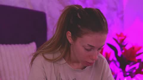 EllinaNuria online show from March 19, 2026, 4:38 am