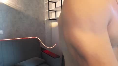 elliot_muscle04 online show from October 7, 2025, 10:01 am