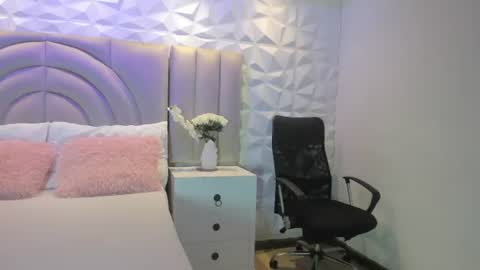Snapshot of ellye_evans_ chatting on July 4, 2026, 11:16 am Ellye online show from July 4, 2026, 11:16 am