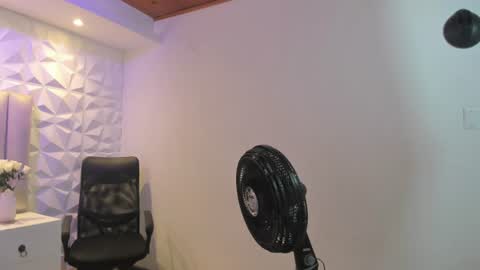 Snapshot of ellye_evans_ chatting on July 14, 2026, 12:22 pm Ellye online show from July 14, 2026, 12:22 pm