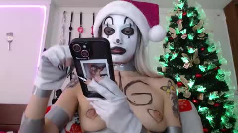 Snapshot of eloise_brown_ chatting on December 31, 2024, 9:50 pm Chelsea Please help me to reach 100 thumbs up online show from December 31, 2024, 9:50 pm