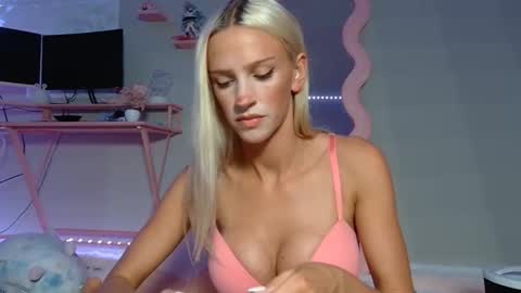Snapshot of elsa_may chatting on April 24, 2026, 12:57 am elsa_may online show from April 24, 2026, 12:57 am