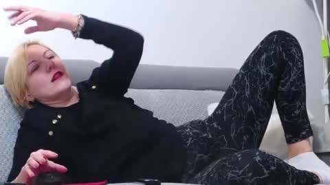 Snapshot of elsiemacks chatting on November 19, 2025, 8:31 pm ElsieMacks online show from November 19, 2025, 8:31 pm