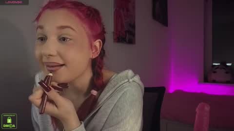 Snapshot of em1l1a chatting on October 26, 2025, 7:20 pm Em1l1a online show from October 26, 2025, 7:20 pm