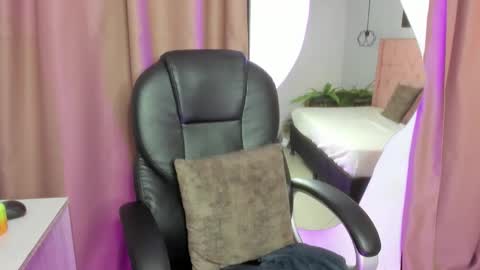 Snapshot of emalinda__hills chatting on February 8, 2026, 2:59 am EMA online show from February 8, 2026, 2:59 am