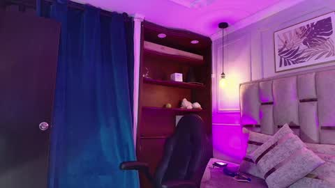 Snapshot of emelie_ch_ chatting on December 13, 2024, 3:05 am Emily  online show from December 13, 2024, 3:05 am