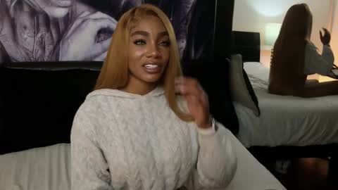 anyelii  online show from November 22, 2025, 4:33 am