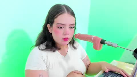 Snapshot of emely_pregnant1 chatting on February 4, 2026, 12:05 am Emy online show from February 4, 2026, 12:05 am