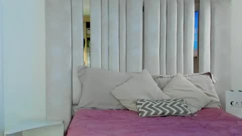 Snapshot of emi_royse chatting on April 22, 2026, 10:00 pm emi_royse online show from April 22, 2026, 10:00 pm