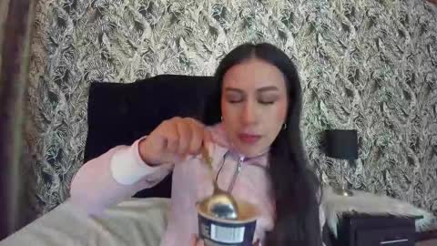 Emilia Gomez online show from November 11, 2025, 12:38 pm