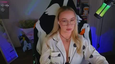 Snapshot of emili1_bc chatting on September 9, 2025, 11:04 pm Emili online show from September 9, 2025, 11:04 pm