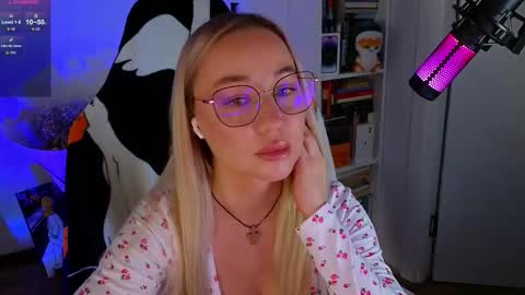 Snapshot of emili1_bc chatting on October 4, 2025, 8:34 am Emili online show from October 4, 2025, 8:34 am