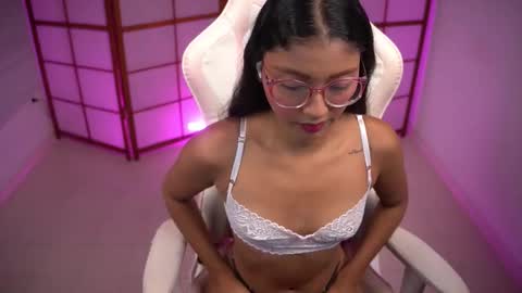 Snapshot of emili_2 chatting on November 6, 2025, 3:13 pm Emili online show from November 6, 2025, 3:13 pm